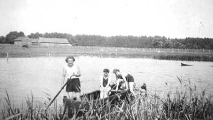 110 0018 Sommer 1944 Sonntagsvergnuegen auf dem Warniener Teich