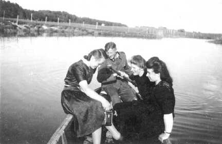110 0019 Ein Sonntag im Jahre 1942 Ein schoener Tag auf dem Warniener Teich Im Boot Ursula Scharwies Kaete Klar Lotti und Walter Wisboreit