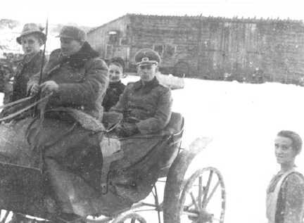 110 0021 Die Familie Meyer aus Insterburg zu Besuch bei Scharwies in Warnien im Jahre 1943