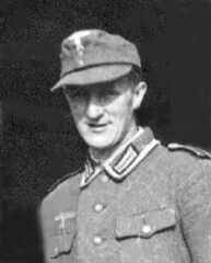 110 0026 Walter Wisboreit der Neffe des Buergermeisters von Warnien nach seinem letzten Heimaturlaub auf dem Bahnhof von Insterburg