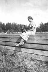 110 0028 Ursula Scharwies Warnien mit ihrem Hund Hektor auf dem Bauholz fuer den neuen Stall