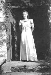110 0036 Ursula Scharwies aus Warnien auf der Hochzeit Busch 1943 in Koellmisch Damerau