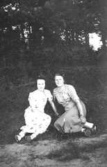 110 0040 September 1938 in Warnien Ursula Scharwies und Ruth Kerschus