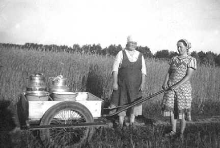 110 0042 Sommer 1939 in Warnien Wenn kein Pferd frei war zogen Frau Hennig und Ursula Scharwies mit dem kleinen Wagen zum Melken