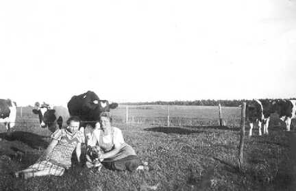 110 0043 Sommer 1939 in Warnien Ruth Kerschus und Ursula Scharwies auf der Weide