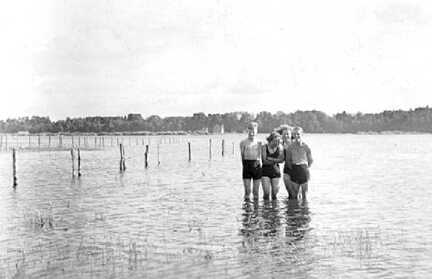 110 0044 Der Pregel fuehrt Hochwasser Das Wasser kommt bis an den Rand des Dorfes