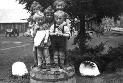 110 0046 Brigitte Marianne und Ulrich Zeiger und Gisela und Rosemarie Wisboreit auf dem Hof Zeiger