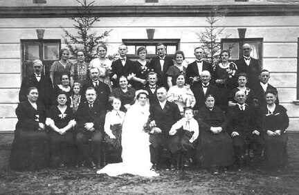110 0048 Hochzeit Rudolf Scharwies Warnien und Liesbeth Nuckel in Koellmisch Damerau