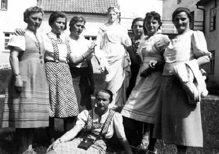 110 0049 Ursula Scharwies mit der Insterburger Naehgruppe auf einem Ausflug zum Moorbad Waldfrieden