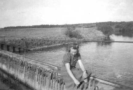 110 0056 September 1944 Ursula Scharwies am Pregelwehr