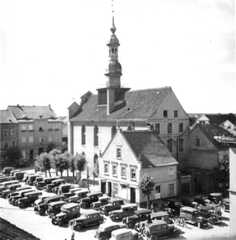 111 0026 Die Autos der Pferdehaendler vor dem Rathaus in Wehlau