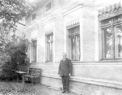 111 0034 Otto Steiniger vor seinem Haus in der Bahnhofstrasse 3 in Wehlau
