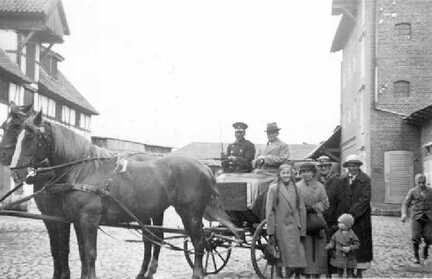 111 0038 Bei Radtkes in Wehlau auf dem Hof in der Kleinen Vorstadt 2 Franz Radtke Rotraud und Meta Saager Ella Radtke Eva und Juergen Kriwath vorn