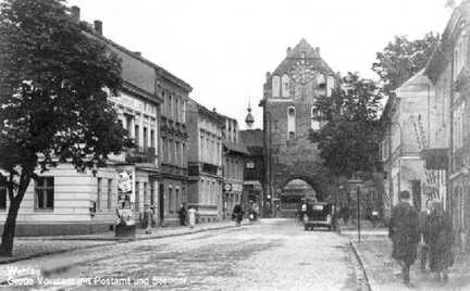 111 0054 Alte Postkarte aus Wehlau Wehlau Grosse Vorstadt mit dem Postamt und dem Steintor