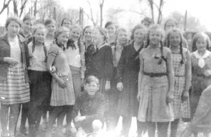 111 3112 Schuelergruppe der Mittelschule Hoehere Toechterschule