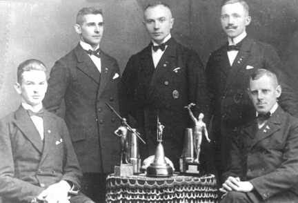 111 3214 Ruderclub Wehlau Vierer mit Steuermann Otto Huhn Herr Wanning Horst Kuhnert Boehm und der Steuermann