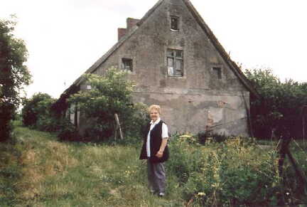 111 1252 Wehlau 2003 In diesem Haus an der Strasse nach Sanditten wohnte die Familie Babbel 1947 und 1948 bis zur Ausweisung