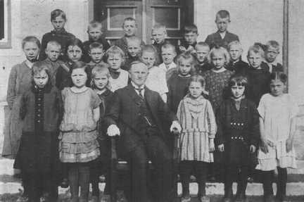 112 0002 Volksschule Weidlacken Lehrer Kuhn mit seiner Klasse