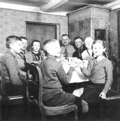 112 0011 Familienfeier im Hause Persian in der kleinen Stube