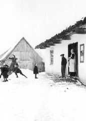 112 0012 Schneeballschlacht vor dem Haus Persian mit Mutter Elma und den Kindern Oma Lange schaut zu