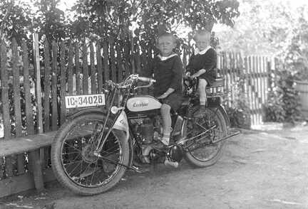 112 0014 Arno Persian und sein kleiner Bruder auf dem Motorrad von Alfred Eschmannt
