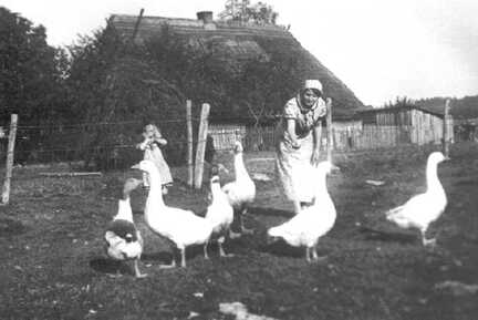 112 0017 Klara und Ursula Lange aus Wuppertal zu Besuch auf dem Land Im Hintergrund das Haus der Familien Ratke und May
