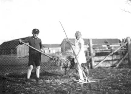 112 0019 Harry Persian und Ursula Lange Im Hintergrund die Stallungen und die Scheune von Goerke