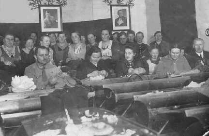 112 0020 In der Schule 1942 43 Struempfe fuer die Soldaten an der Front werden gestrickt
