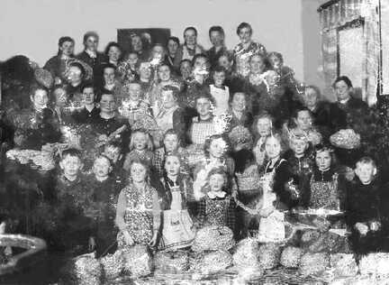 112 0021 In der Schule Die Dorfgemeinschaft bei der Fertigung von Strohschuhen