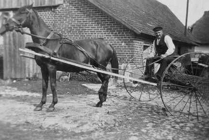 112 0041 Walter Beyer als Erntehelfer 1940