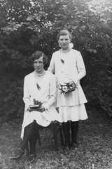 112 0042 Zwillinge Eva und Margarete Bayer am Tage der Konfirmation 13 04 1930