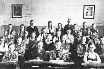 112 0043 Schule in Weidlacken 1937