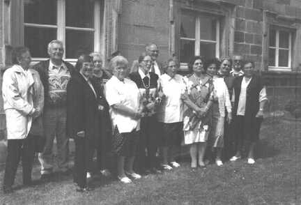 112 1003 Weidlacker Schultreffen 1998 Ein Gruppenbild der Teilnehmer anlaesslich eines Ausfluges in die Umgebung