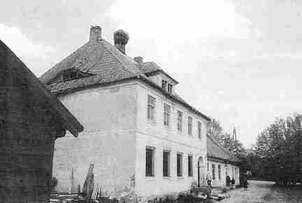 112 1011 Die Schule in Weidlacken 1994 von der Dorfseite