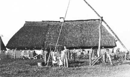 114 0011 Altes Bauernhaus mit Ziehbrunnen in Wilkendorf