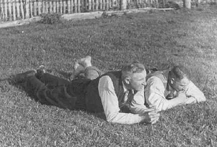114 0015 Fritz Scherwat mit seinem Nachbarn Adolf Steinbacher