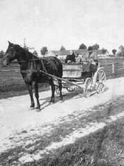 114 0017 Gertrud Scherwat und Oma Auguste Demke mit den Kindern Gert und Herbert Scherwat kommen vom Kirchgang in Petersdorf zurueck