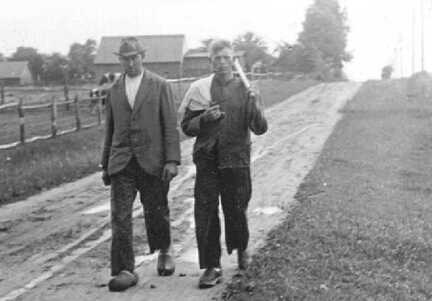 114 0023 Langstueck Adolf Steinbacher mit Hut und Karl Schlupp Im Hintergrund ist das Anwesen Neumann zu erkennen