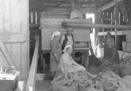 114 0026 Langstueck Dreschen auf dem Hof Adolf Steinbacher