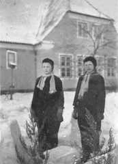 114 0029 Ehrengard Karl und Erika Grytzan vor der Schule