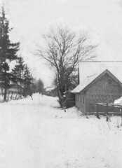 114 0030 Die Dorfstrasse in Wilkendorf mit dem Stallgebaeude von Bauer Wolf