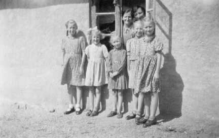 114 0034 Im Fenster Minna Bernecker mit einer Verwandten Vor dem Fenster die Geschwister Christa Gertrud Irmgard Hedwig und Erna Bernecker