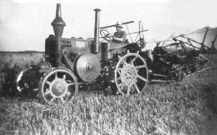 114 0036 Hermann Bernecker mit dem Traktor und dem Maeher bei der Ernte auf dem Feld von Bauer Morgenroth