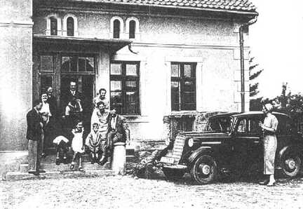 114 0038 Die Familie Morgenrot vor ihrem Wohnhaus im Jahre 1937