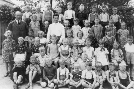 114 0041 Schule Wilkendorf Einschulung 1937 38 Hauptlehrer Kahl und Junglehrer Kraus