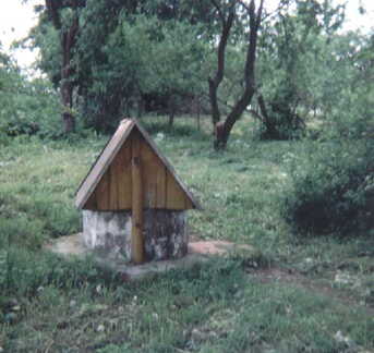 114 1010 Ein alter Brunnen in Wilkendorf im Jahre 1996