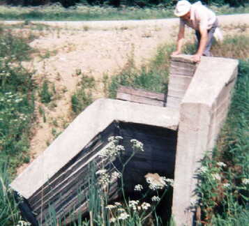 114 1011 Die Reste einer Bruecke in Wilkendorf im Jahre 1996