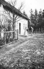 115 0002 Otto und Henriette Gritto neben ihrem Wohnhaus in Wilmsdorf 1934