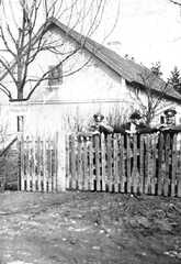 115 0003 Ernst Otto und Fritz Gritto vor dem Gemeindeamt in Wilmsdorf 1934