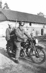 115 0004 Fritz Gritto mit Freundin Lisbeth auf dem Krad vor dem Stallgebaeude 1937